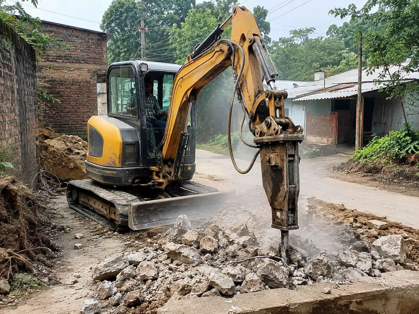 ৭ টন compact হ্যামার এক্সকাভেটর সংকীর্ণ জায়গায় breaking করছে