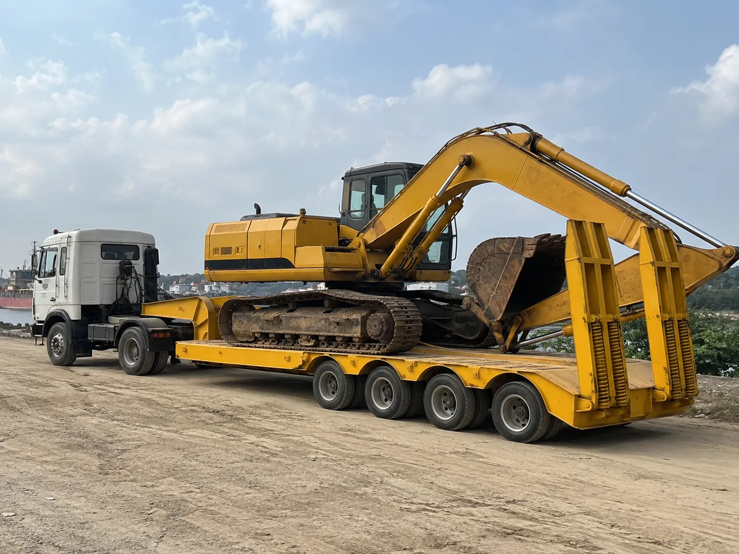 ১২ চাকার lowbed এ excavator transport